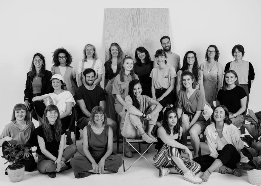 Loveco Team sitzt in schwarz-weiß