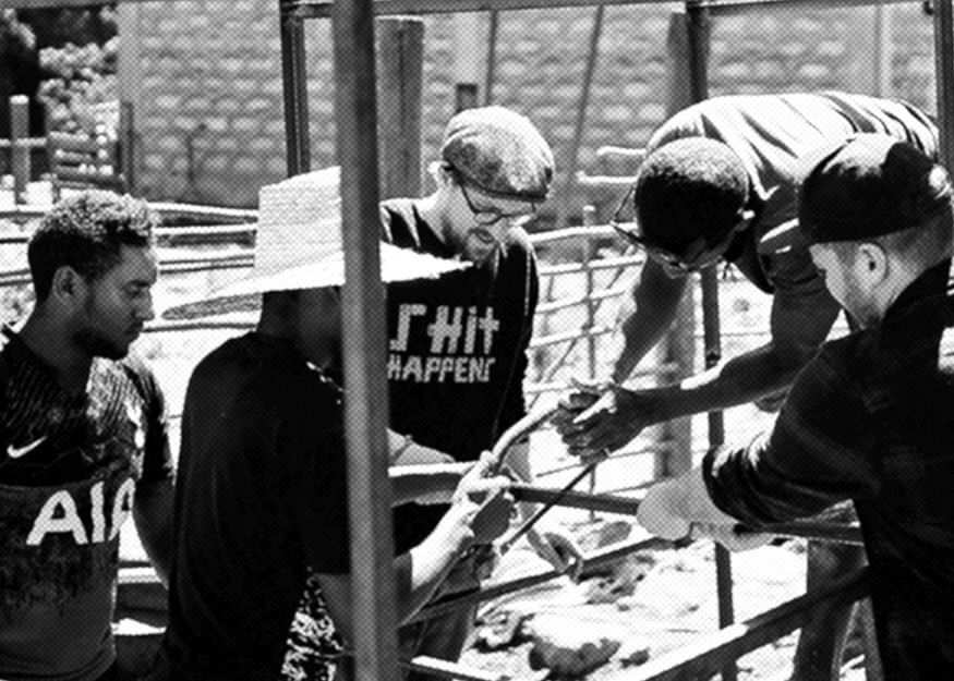 freiwillige bauen eine goldeimer trockentoilette auf festival
